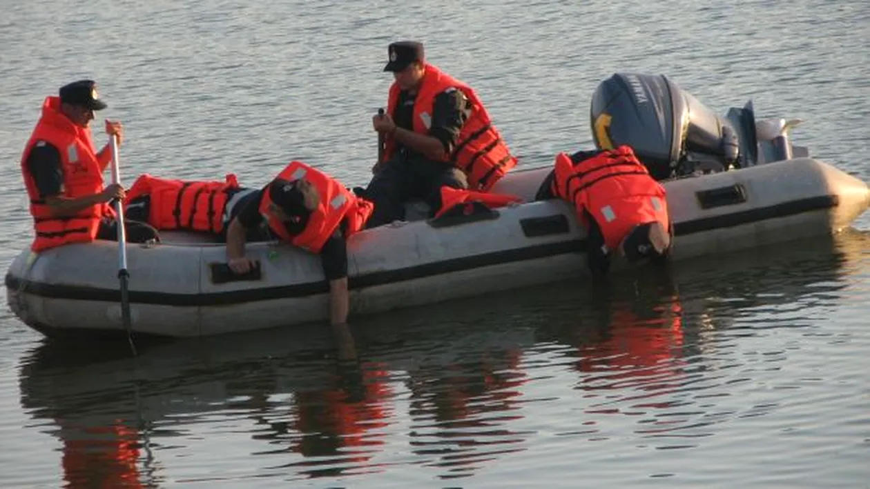 O ambarcațiune s-a răsturnat pe Dunăre! Ce s-a întâmplat cu cei opt români care au căzut peste bord!