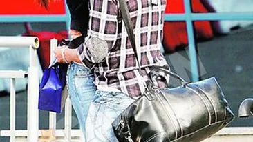 Bianca l-a asteptat pe Printul Cristea si i-a sarit direct in brate! Sarut ca-n filme pe aeroport