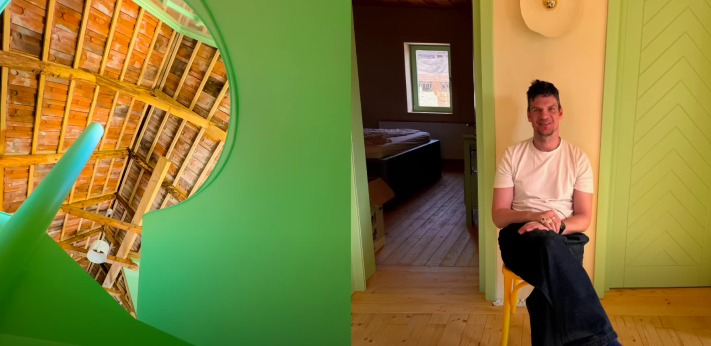 Așa arată casa imensă a lui Tudor Chirilă de la Porumbacu. Foto: captură YouTube (Inside Channel)