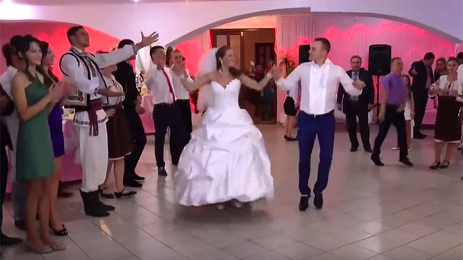 Cel mai frumos dans al mirilor la o nuntă moldovenească! Clipul video a ajuns VIRAL