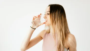 Ce este hiponatremia? Tu știi ce se întâmplă în corpul tău dacă bei prea multă apă?