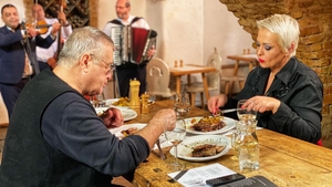 Nu este un banc! Câți lei costă o ciorbă de burtă și o porție de sarmale la restaurantul de fiță al lui Mircea Dinescu din Centrul Vechi, "Lacrimi și Sfinți"