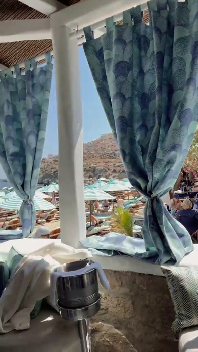 Alin Cocoș și Monica Orlanda au plecat într-o vacanță de vis, în Grecia, alături de prieteni (sursa foto Instagram)