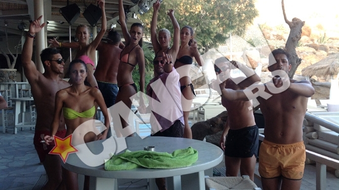 Au baut 11 sticle de tequila in zece sI au dansat uzi pe mese ziua in amiaza mare. Botezatu s-a destrabalat cu manechinele pe o plaja din Mykonos