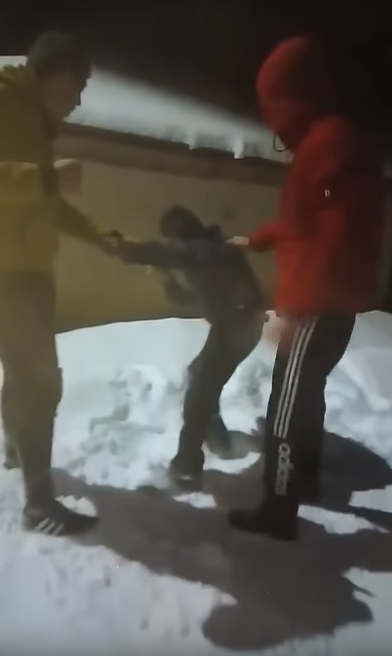 Un copil din Botoșani a fost bătut cu bestialitate de doi tineri. E fabulos ce a spus un internaut despre martorul care a filmat scenele