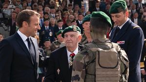 Emmanuel Macron, lovit cu palma peste față de un bărbat în timpul unei plimbări în regiunea Drome, aflată în sud-estul Franței | VIDEO