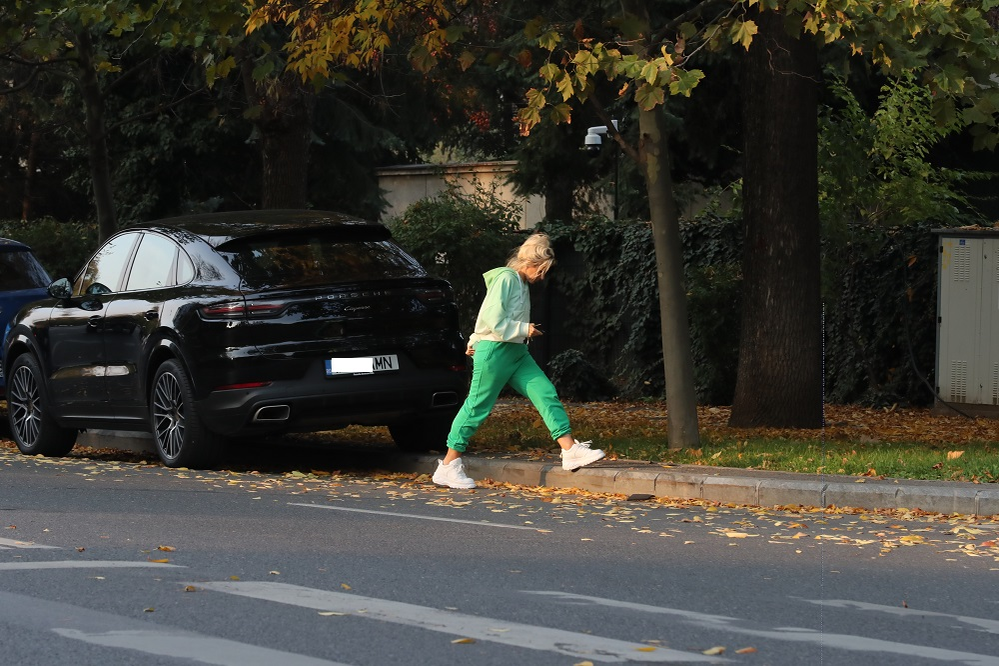 Chiar și într-o zi obișnuită, Amna nu se desparte de Porsche și de fotograful personal