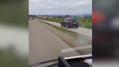 Panică pe o șosea din Maramureș. Șoferul unui Audi a mers pe contrasens, apoi a intrat pe trotuar