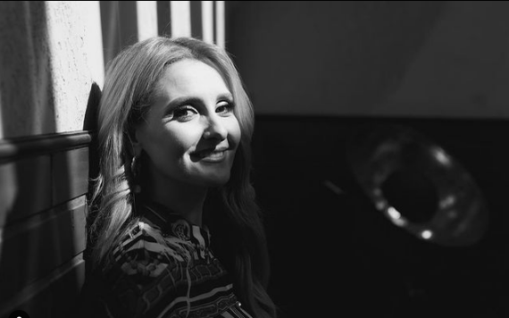 Alina Sorescu se concentrază acum pe creșterea copiilor, dar și pe activitatea artistică (Foto: Instagram)