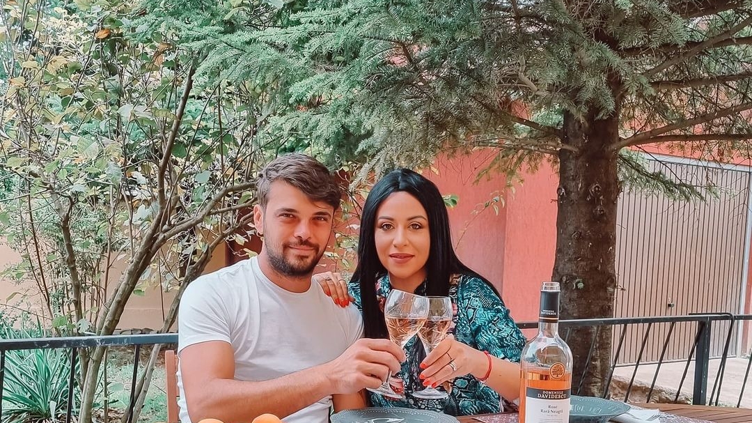 Oana Roman a dezvăluit cu ce se ocupă Marius Elisei. “Este sursa noastră principală de venit” + Ce a răspuns când a fost întrebată dacă este fericită