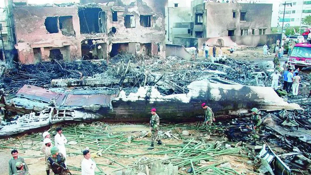 Un avion s-a prabusit peste case