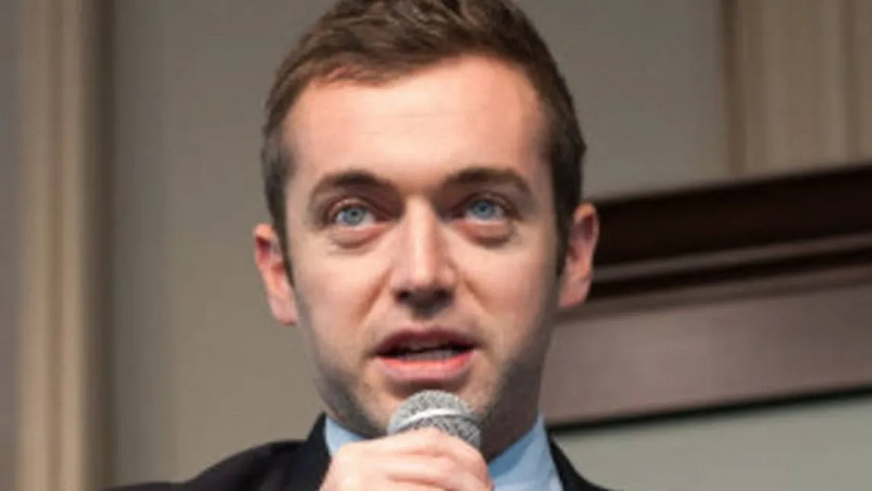 Jurnalistul care a ingenuncheat un general american a murit intr-un accident