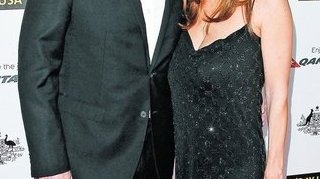 John Travolta nu mai iese din belele. Deghizat in femeie la petrecere. Scandalurile sexuale l-au adus in pragul unui divort de 200 de milioane de dolari