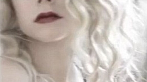 VIDEO Uite ce vampa e Avril Lavigne in noul ei clip! Cantareata si-a schimbat look-ul de adolescenta rebela!