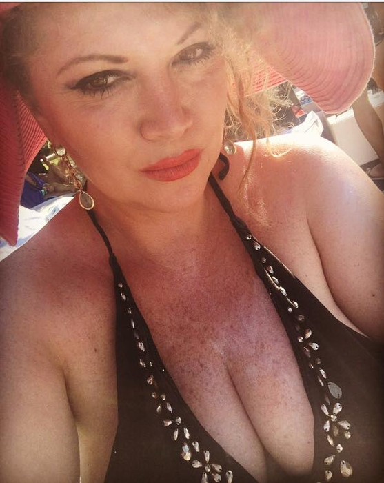Oana Lis, în depresie din cauza problemelor de sănătate ale lui Viorel Lis. Ipostaza în care a fost surprinsă în miez de noapte