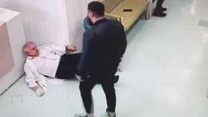 De ce nu a sărit nimeni în apărarea medicului ginecolog rupt cu bătaia într-un spital din Galați