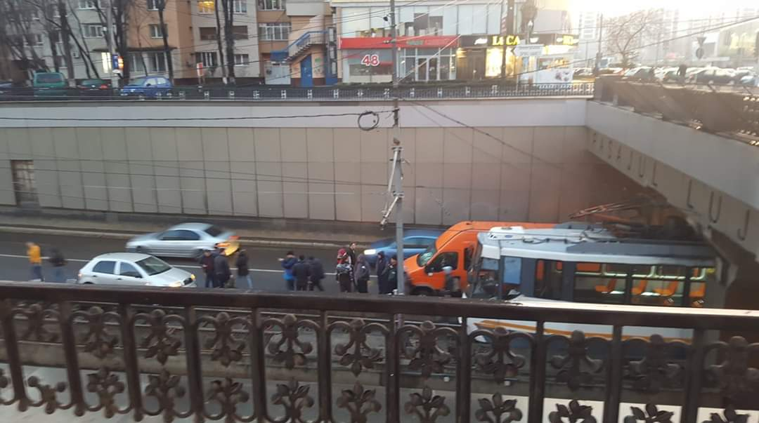 Accident de circulație în București. A fost blocată linia tramvaiului 41