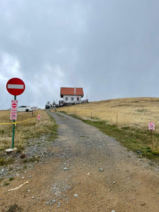 Drumul pe care Lino Golden a intrat cu mașina, deși avea interzis / Sursă foto: CANCAN.RO
