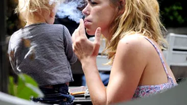 Billie Piper ii pufaie copilului in nas