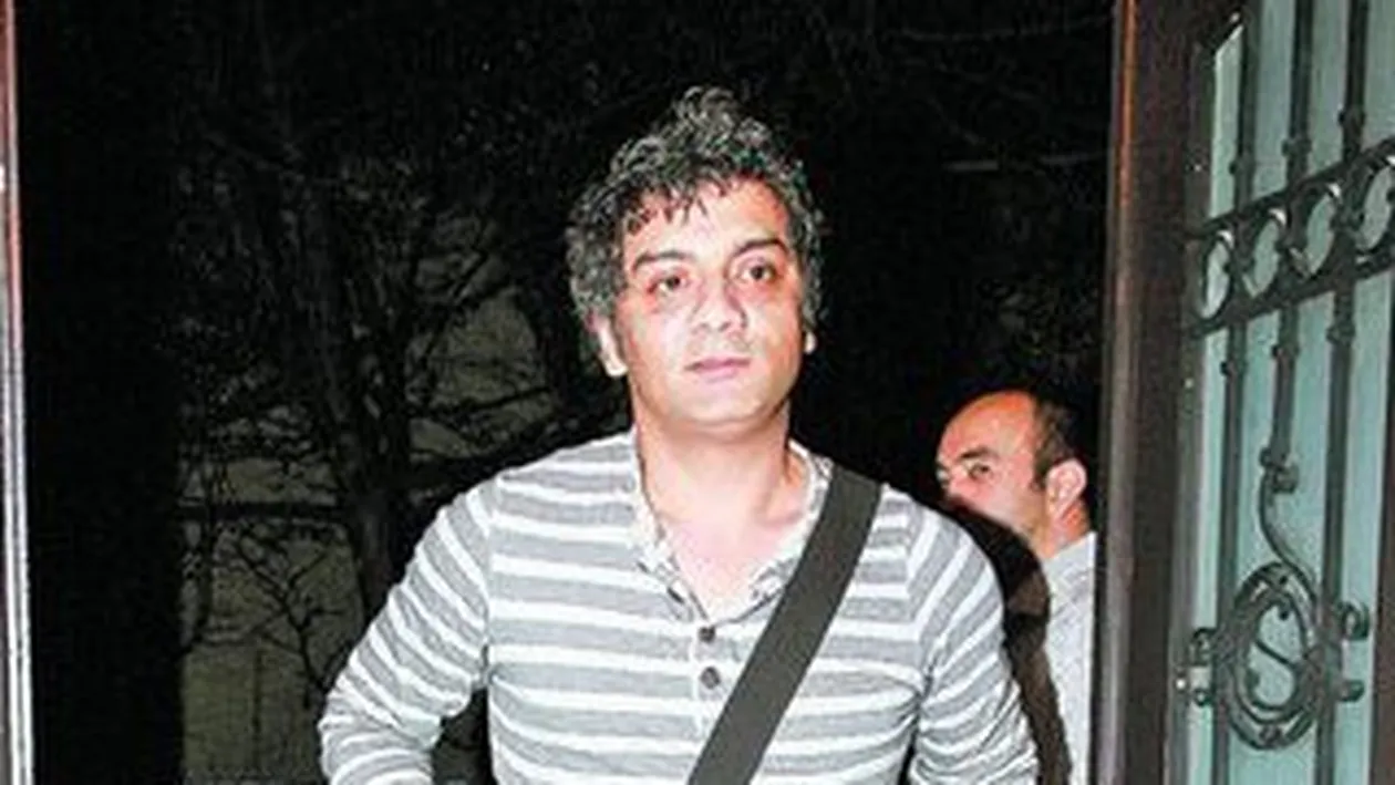 A scapat la mustata de fanii furiosi