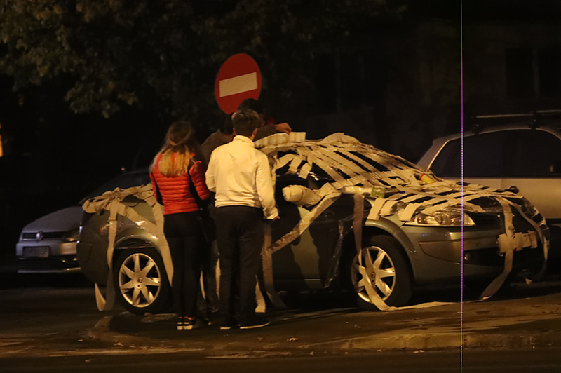 Mașina a fost împachetată în hârtie igienică
