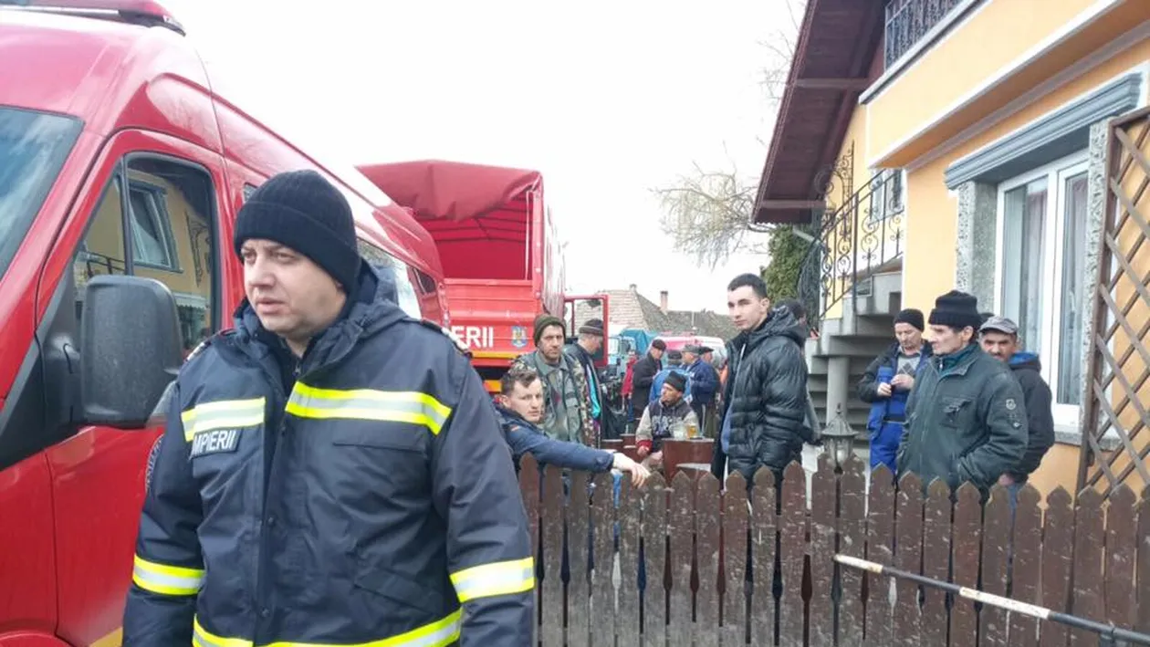 Incredibil! Ce făceau sătenii când pompierii au ajuns într-un sat pentru a ajuta la consolidarea unui dig