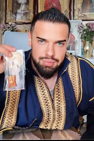 Cine este Ozan, ”maestrul spiritual” care alungă relele cu ”toiagul îngerilor”. A devenit viral, iar BOR a reacționat