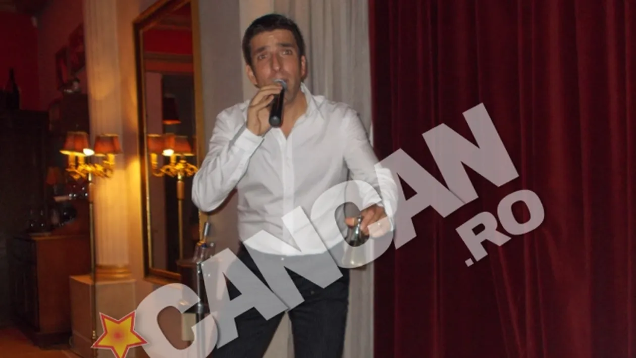 Dezmat cu palinca si lautari! Silviu Biris a cantat cocotat pe scaun cu microfonul intr-o mana si toiul plin in alta