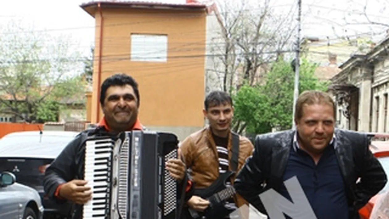 VIDEO Pepe, luat cu lautarii de acasa! Vezi ce show au facut cativa artisti in fata casei lui inainte de nunta