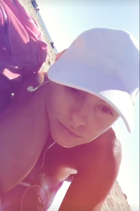 Alexandra Stan s-a pozat topless, la plajă.