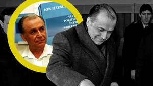 Au ”bubuit” prețurile după moarte! Cu cât au ajuns să se vândă cărțile cu poză și autograf ale lui Ion Iliescu