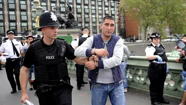 25 de sarlatani romani arestati la Londra: a fost nevoie de o ambuscada ca sa-i prinda! VEZI cu ce ii pacaleau pe englezi