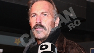 VIDEO Kevin Costner a stat in ploaie ca sa raspunda ziaristilor romani! "M-am deghizat in Mos Craciun pentru copiii mei, dar m-au recunoscut"