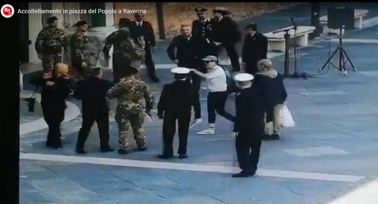 Imagini terifiante! O româncă înjunghie un ofițer italian cu un cuțit, în plină stradă + Mesajul uluitor al femeii pe Facebook VIDEO