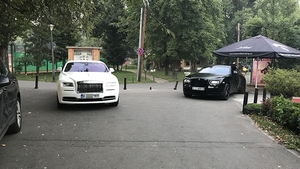 Imagini cum nu vezi decât o dată în viaţă... Asta e ultima aroganţă pentru Oli Jr. şi Edi Chioru a lu’ Ticuţă: au făcut grătar lângă Rolls-urile de juma’ de milion de euro!