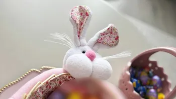 Cum a decorat ouăle de Paște o tânără din Bacău. Invitații au crezut că nu văd bine