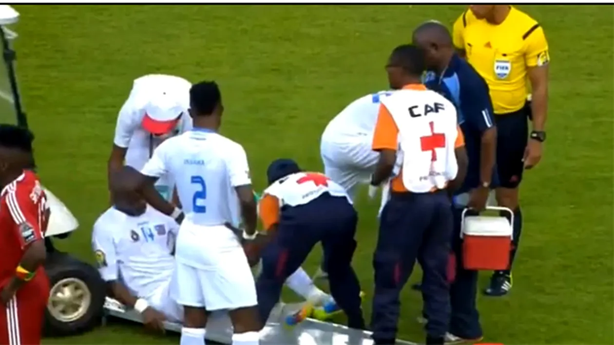 SCENE DE GROAZA la Cupa Africii! Un jucator a fost lovit pe teren chiar de masina medicala care trebuia sa ii acorde primul ajutor