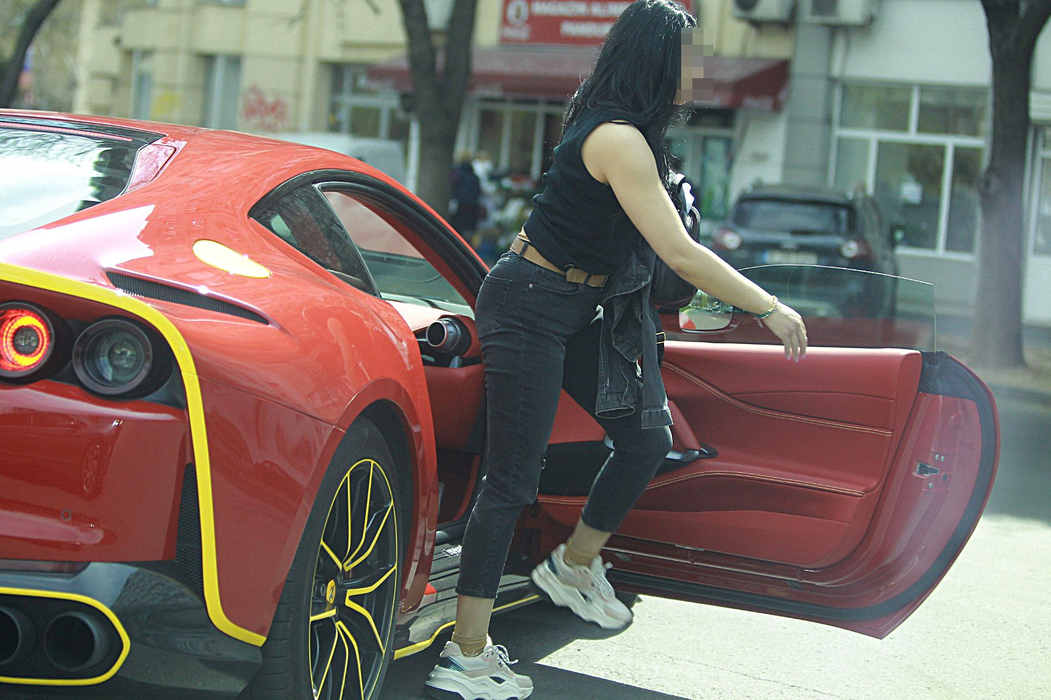 În aprilie, Dan Nicorescu a lăsat acasă o bruneta misterioasă, cu superbul Ferrari