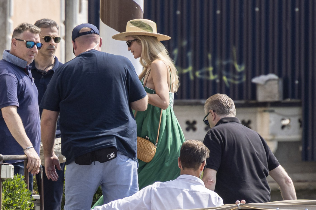 Jared Kushner și soția Ivanka Trump cu copiii lor Arabella Rose, Joseph Frederick ajung la hotelul lor înainte de nunta lui Jeff Bezos și Lauren Sanchez pe 25 iunie 2025 în Veneția, Italia. Foto: Profimedia