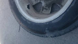 Băieţii de la service nu au mai văzut aşa ceva! Ce i-a intrat acestui şofer în roată! I-a spart până şi janta!