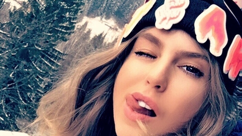 Îi place adrenalina şi nu se gândeşte la pericole! Pe ce pârtii se dă Corina cu placa: ”Sunt un pic mai dificile şi sunt mereu o provocare pentru mine”