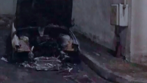 Incendiu cu semne de întrebare. Au luat o mașină la schimb, dar s-a făcut scrum înainte să devină proprietari