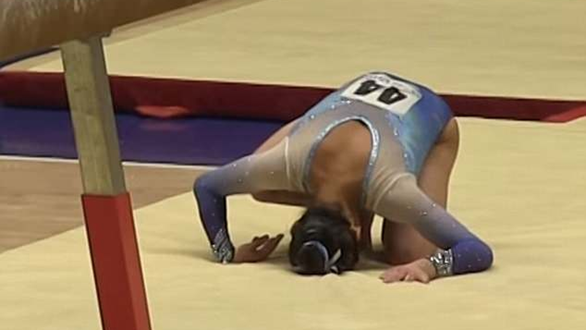 Socant! O gimnasta a cazut direct in cap la aterizarea de pe barna. Toata lumea a crezut ca si-a rupt coloana VIDEO