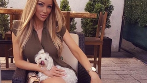 A vrut să o acopere cu geanta, dar i-a scăpat un detaliu! BIANCA DRĂGUŞANU, cu burtica de gravidă la vedere în maşină 