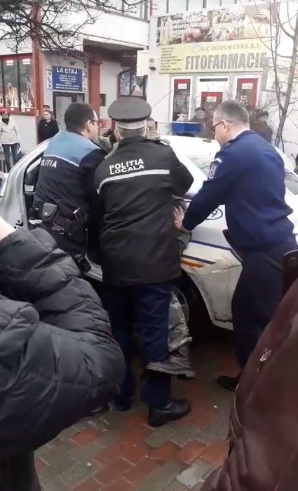 Traversare nepermisă în Piatra Neamț! Un bărbat a fost pus la pământ și încătușat după ce a trecut strada neregulamentar