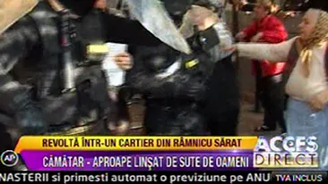 VIDEO RAZBOI IN RAMNICU SARAT! Un camatar a fost la un pas sa fie linsat de oamenii nervosi! Fortele de interventie au fost atacate cu pietre!