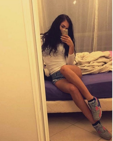 Adolescenta care îşi vinde virginitatea se apropie de „termenul limită“. Cum îi tentează acum ALEEXANDRA pe bărbaţi