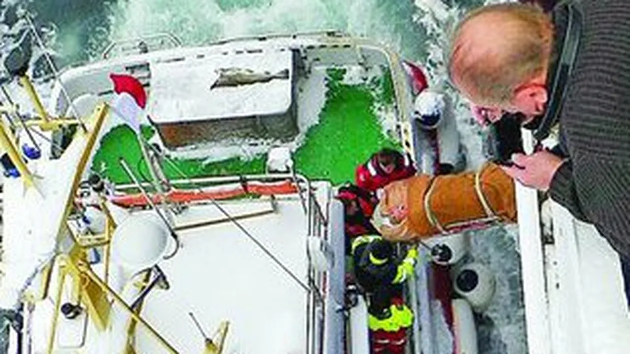 Au scapat-o de pe targa in apa inghetata