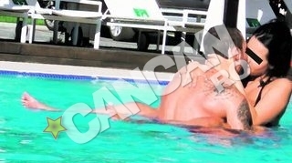 Creola, bruneta "pufoasa" din piscina, sustine ca a absolvit doua facultati si isi castiga banii ca make-up artist. "Burlacul" Edward, preludiu fierbinte cu o machieza scolita