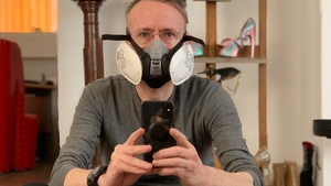 Incredibil ce încălțăminte contra COVID a creat Mihai Albu! Designerul a pus mască de protecție pe pantofi! FOTO
